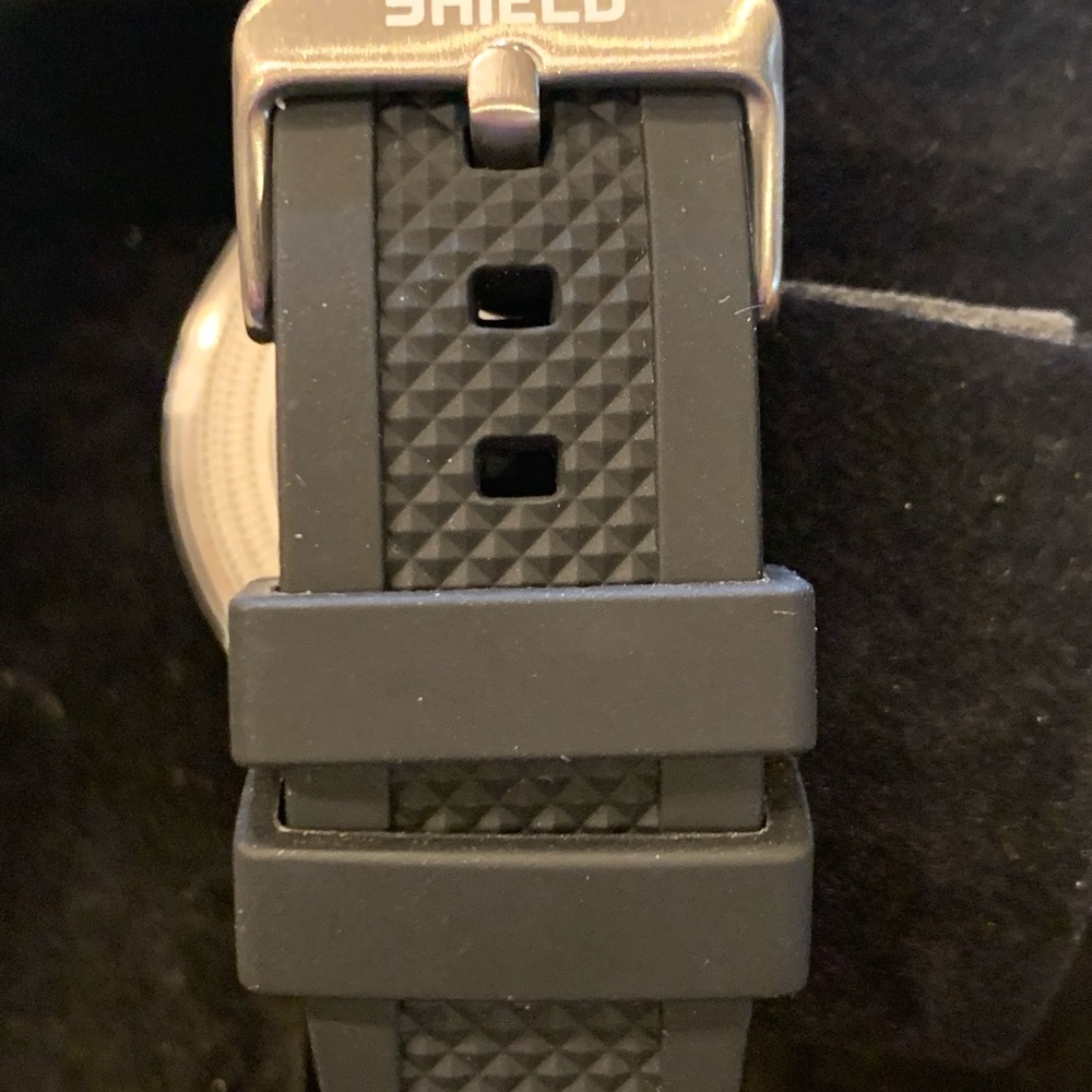 Men’s Shield watch - Picture 5 of 8